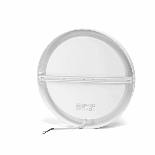 Een witte, ronde LED-plafondlamp met glad oppervlak en zichtbare ventilatiegaten aan de zijkant, geschikt voor moderne interieurs en energiezuinige verlichting in woon- en werkomgevingen.