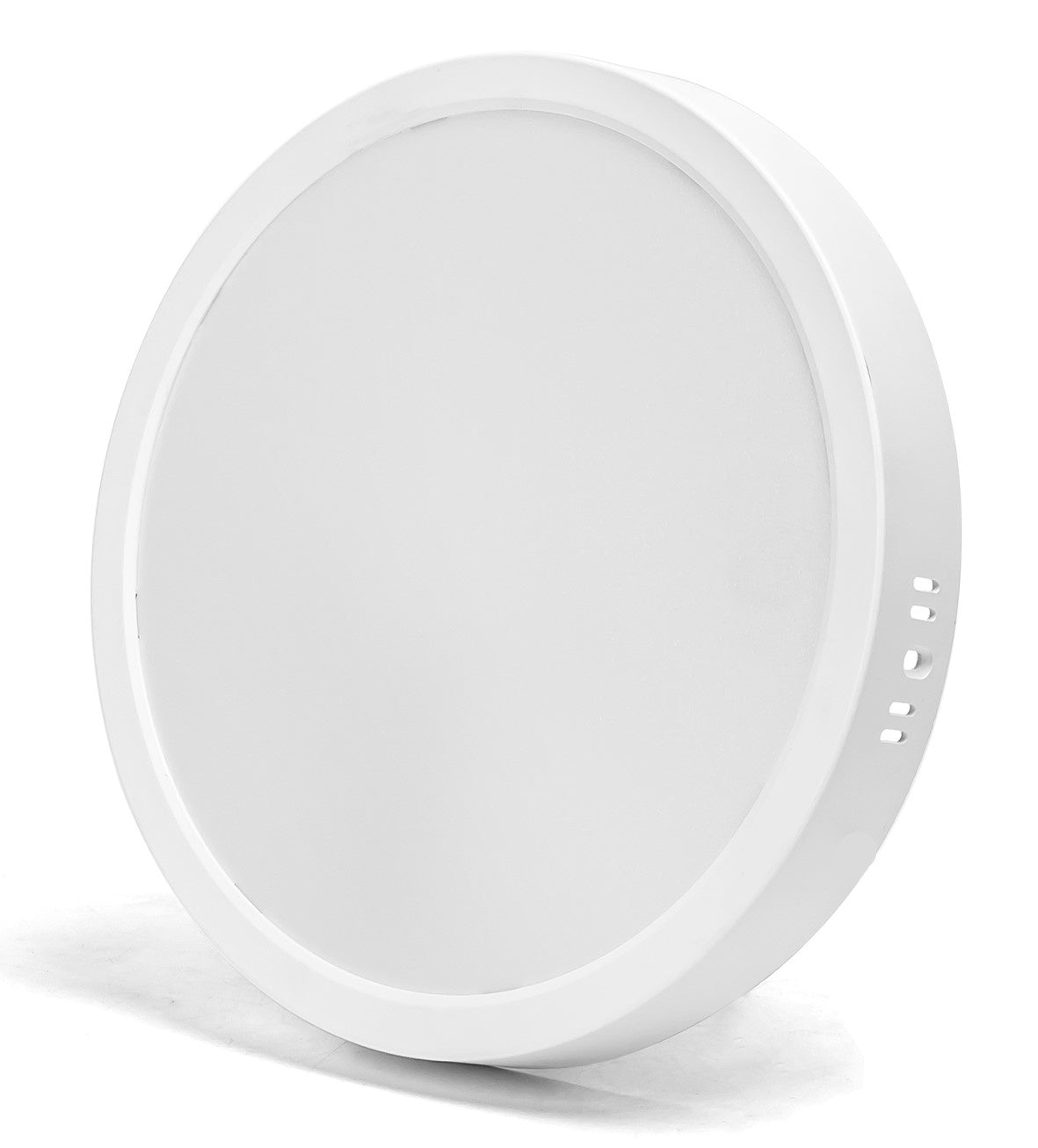 Een witte, ronde plafondlamp met glad oppervlak en zichtbare ventilatiegaten aan de zijkant, geschikt voor moderne interieurs en energiezuinige verlichting in woon- en kantoorruimtes.