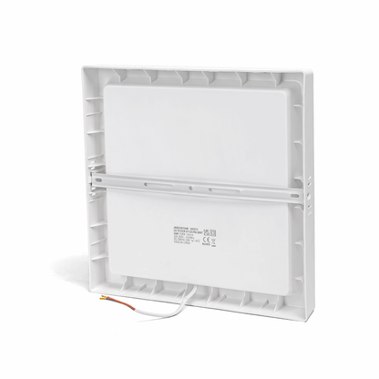 Een witte, vierkante LED-plafondlamp met glad oppervlak en zichtbare ventilatiegaten aan de zijkant, geschikt voor moderne interieurs en energiezuinige verlichting in woon- en kantoorruimtes.