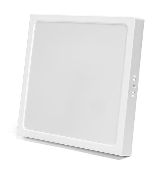 Een witte, vierkante LED-plafondlamp met glad oppervlak en zichtbare ventilatiegaten aan de zijkant, geschikt voor moderne interieurs en energiezuinig verlichting.