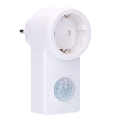 Een witte, compacte bewegingssensor met een Europese stekker, voorzien van een ronde, facettenrijke sensorkop. Geschikt voor automatische verlichting in huis en kantoor.