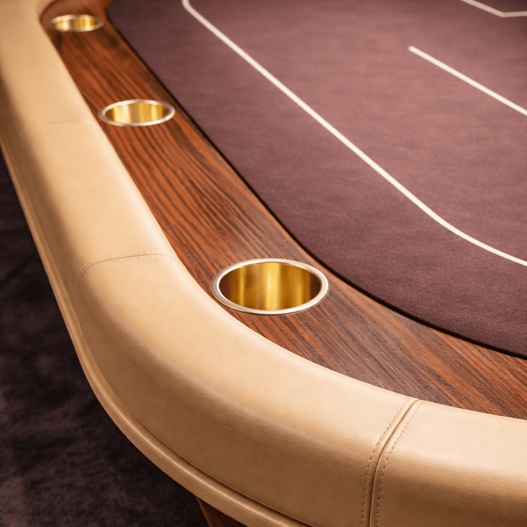 Elegante poker-tafel met donkerbruin houten rand, glanzend goudkleurig frame en paarse speelvlak met witte lijnen. Perfect voor casino-achtige avonden of luxe woonruimtes.