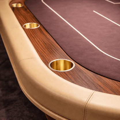 Elegante poker-tafel met donkerbruin houten rand, glanzend goudkleurig frame en paarse speelvlak met witte lijnen. Perfect voor casino-achtige avonden of luxe woonruimtes.