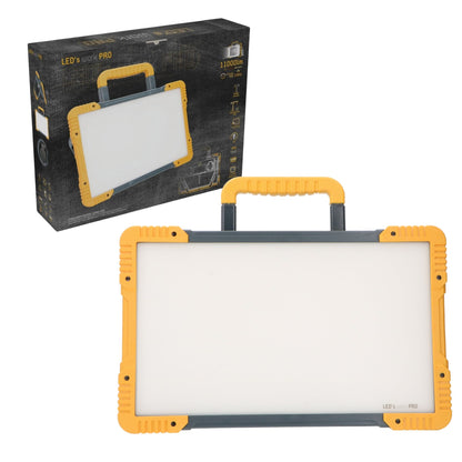 Een robuust, geel en grijs LED-werklicht met een handvat, geschikt voor professionele verlichting op bouwplaatsen of in garage. Het licht heeft een witte verlichtingsvlak en de tekst 'LED's LIGHT PRO' is zichtbaar.