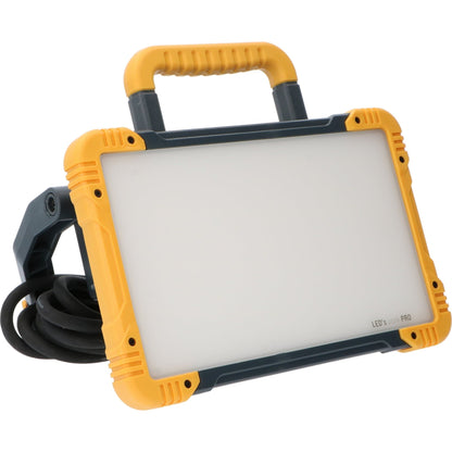 Een robuuste, gele en zwarte LED werklamp met handvat en kabel, geschikt voor professioneel gebruik in werkplaatsen of op bouwplaatsen.