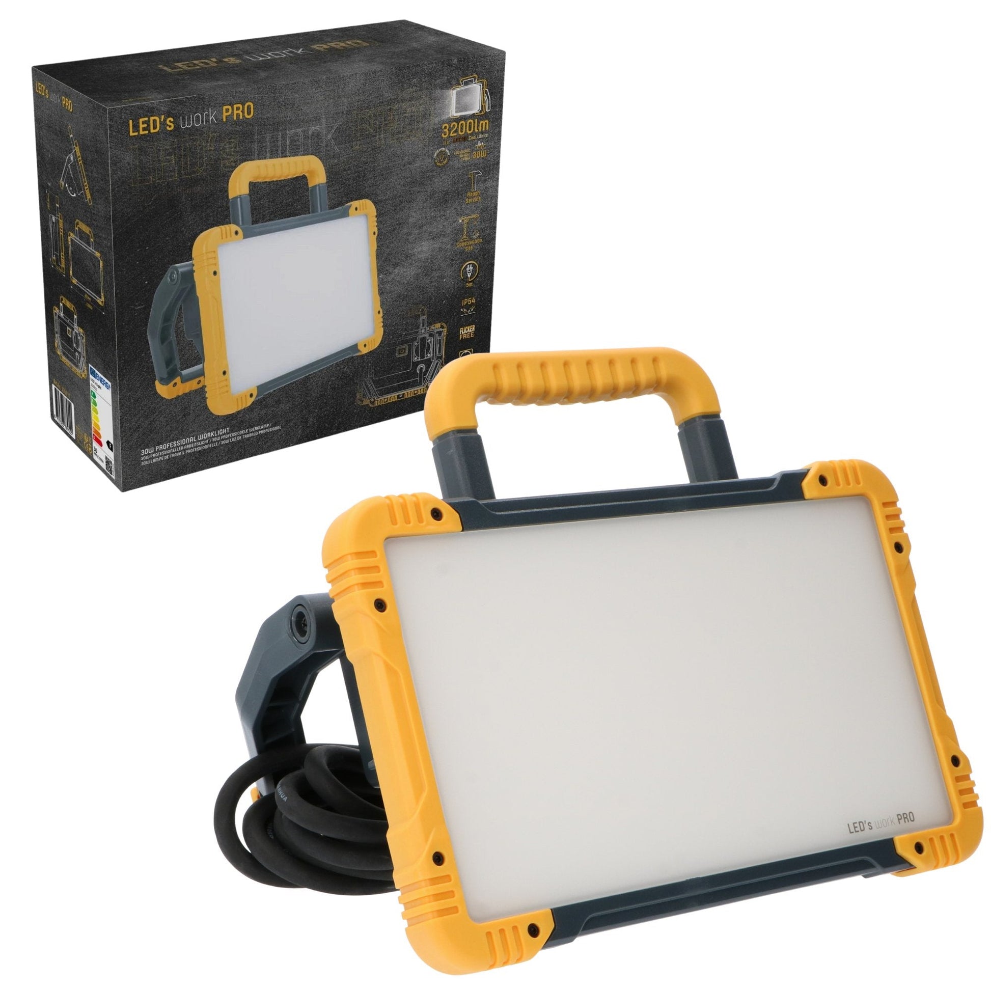 Een robuuste, gele en zwarte LED werklamp met handgreep en opgerolde kabel, geschikt voor professioneel gebruik in workshops of op bouwplaatsen.