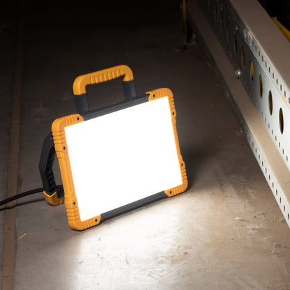 LED’s work PRO werktuigverlichting met robuust geel frame en zwarte handgreep, geschikt voor professioneel gebruik op bouwplaatsen of in werkplaatsen.