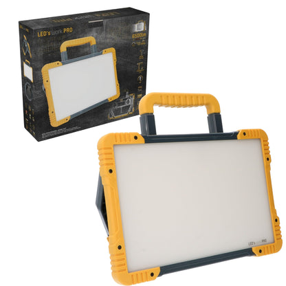 LED’s work PRO werkt als mobiele werklamp met robuust geel en zwart frame, geschikt voor bouw- en reparatiewerkzaamheden. De heldere witte LED-oppervlakte zorgt voor krachtige verlichting op elk werkterrein.