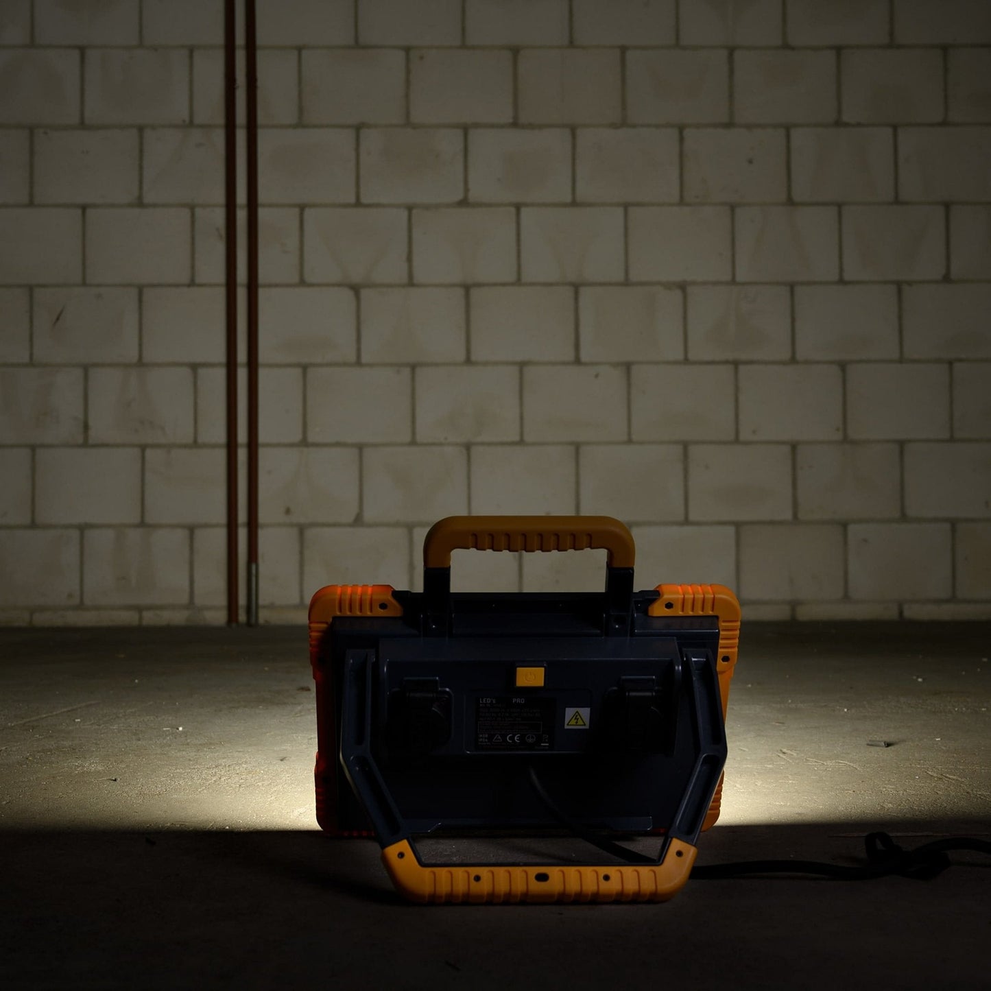 LED’s work PRO werkt als mobiele werklamp met robuust geel-zwart frame en handvat. Geschikt voor bouw- en reparatiewerkzaamheden waar helder, draagbaar licht nodig is.