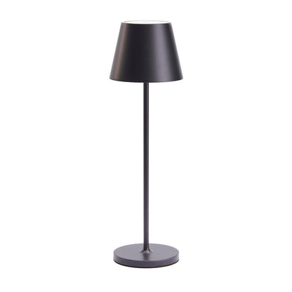Een moderne, zwart matte tafellamp met een conisch scherm en een slank metalen voetstuk, ideaal voor minimalistische interieurs. Perfect voor avondlicht in woonkamer of slaapkamer.