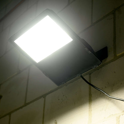 Zwarte LED-fluorescentie lamp met witte diffuser en zichtbare LED’s, geschikt voor buitenverlichting. Robuust ontwerp met montagebeugels voor tuin- en terrasverlichting.