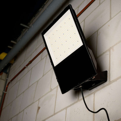 Premium LED Floodlight 300W - Levensduur van 30 jaar - IP66 Waterdicht - 50000 lm