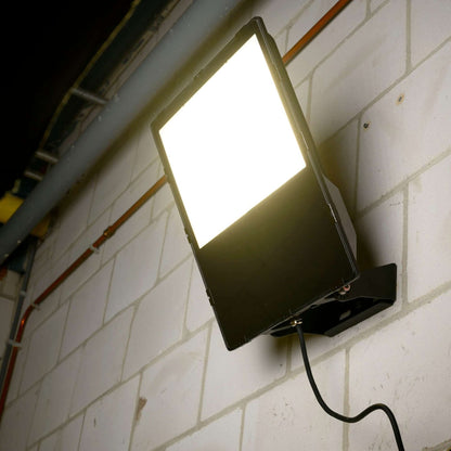 Premium LED Floodlight 300W - Levensduur van 30 jaar - IP66 Waterdicht - 50000 lm