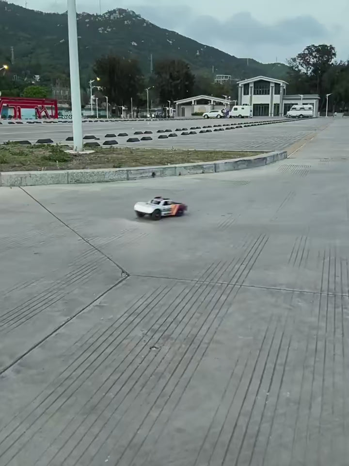 Hyper Go MJX14211 - Krachtige 1:14 RC Off‑Road Truck - Borstelloze Motor - Gyroscoop – 75 km/u - productvideo