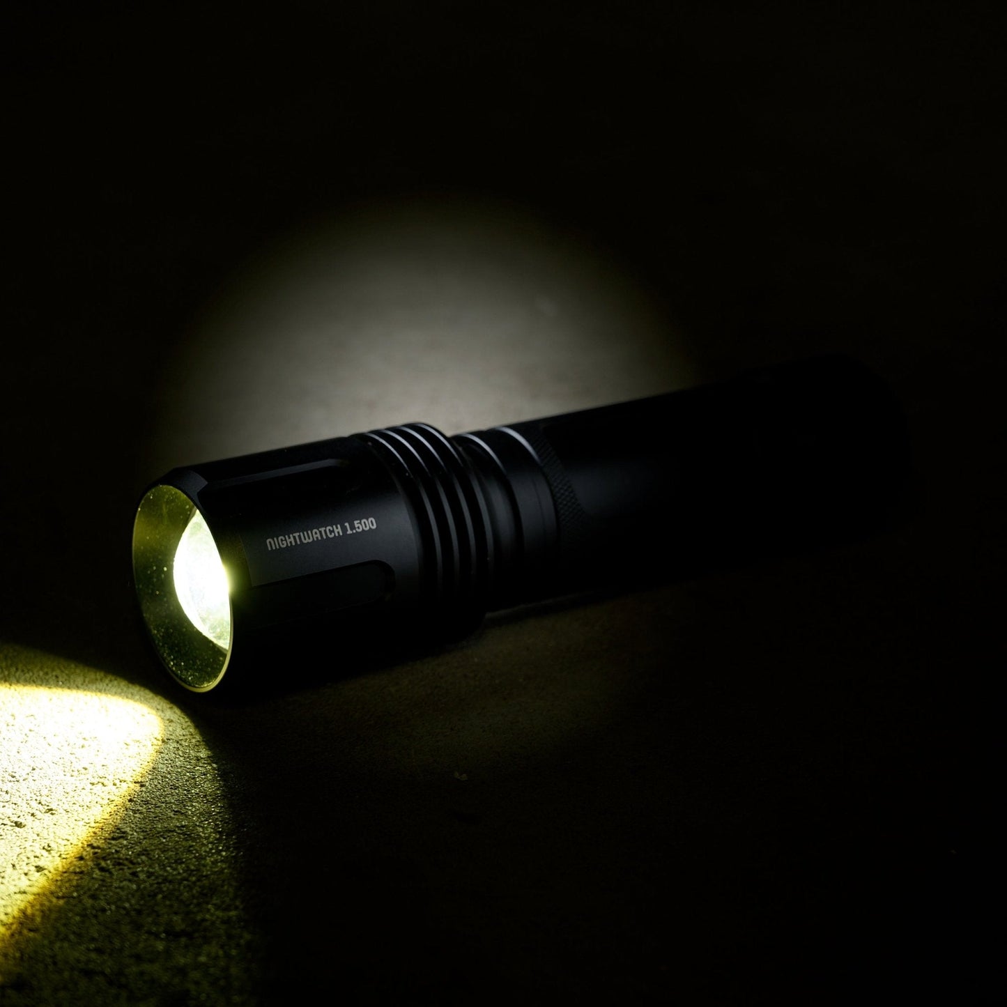Zwarte LED’s work Nightwatch 1.500 zaklamp met textuur, CE-keurmerk en zwart koord. Geïntegreerd in zwart verpakking met witte lijntekening en zoekwoorden zoals ‘zaklamp’ en ‘nachtverlichting’.