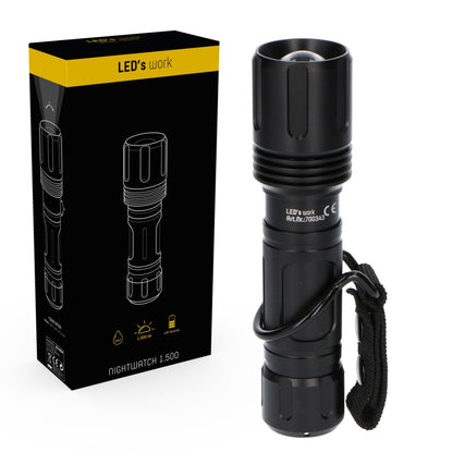 Zwarte LED’s work Nightwatch 1.500 zaklamp met textuur, CE-keurmerk en zwart koord. Zichtbaar in verpakking met 1.500 lumen en IPX7 waterdichtheid voor nacht- en werkomstandigheden.