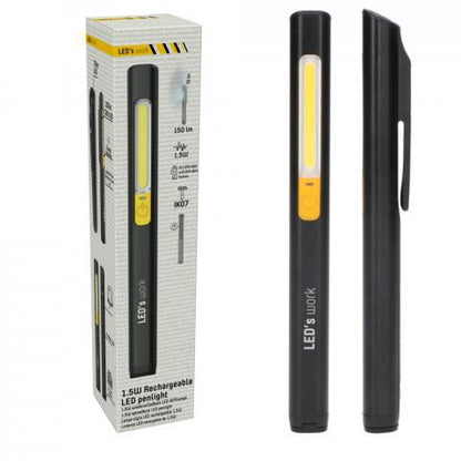 Zwart herlaadbare LED-penlicht met gele verlichtingsstrip en clip, in verpakking. Geschikt voor werken in donker, bijvoorbeeld bij reparaties of onderhoud.