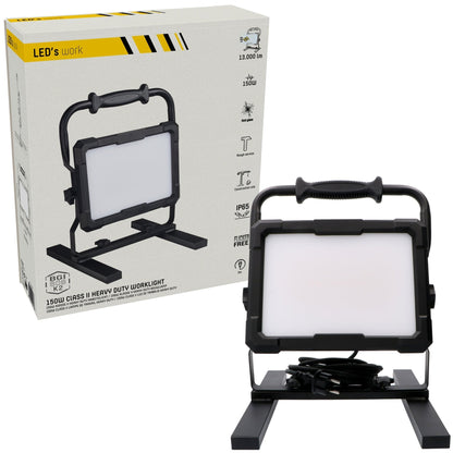 Zwart LED-verlichting met verstelbare arm en handgreep, voorzien van een stevige standaard en opgerolde stekker. Ideaal voor werken in donkere ruimtes of als noodverlichting.