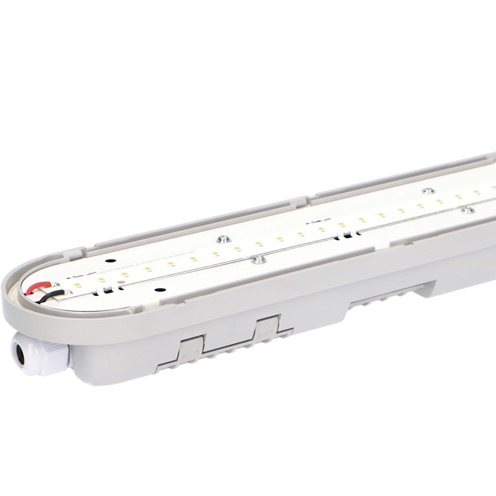 Een witte, langwerpige LED-verlichting met een glanzende kap en een textuurrijke behuizing, geschikt voor industriële of commerciële ruimtes. Zichtbaar D-keurmerk in de hoek.