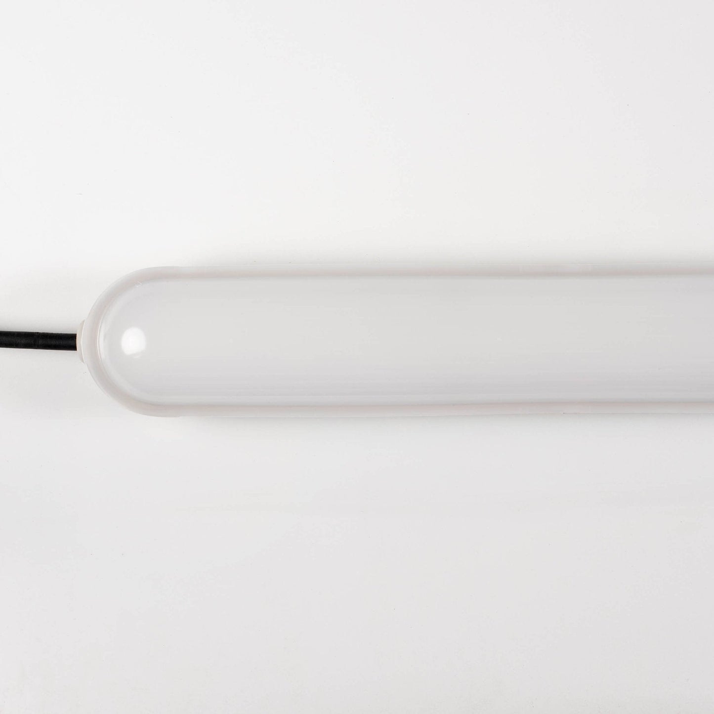 Een witte, rechthoekige LED-verlichting met glanzende afwerking en zichtbare montagebeugels. Geschikt voor industriële of commerciële ruimtes met hoge lichtkracht.