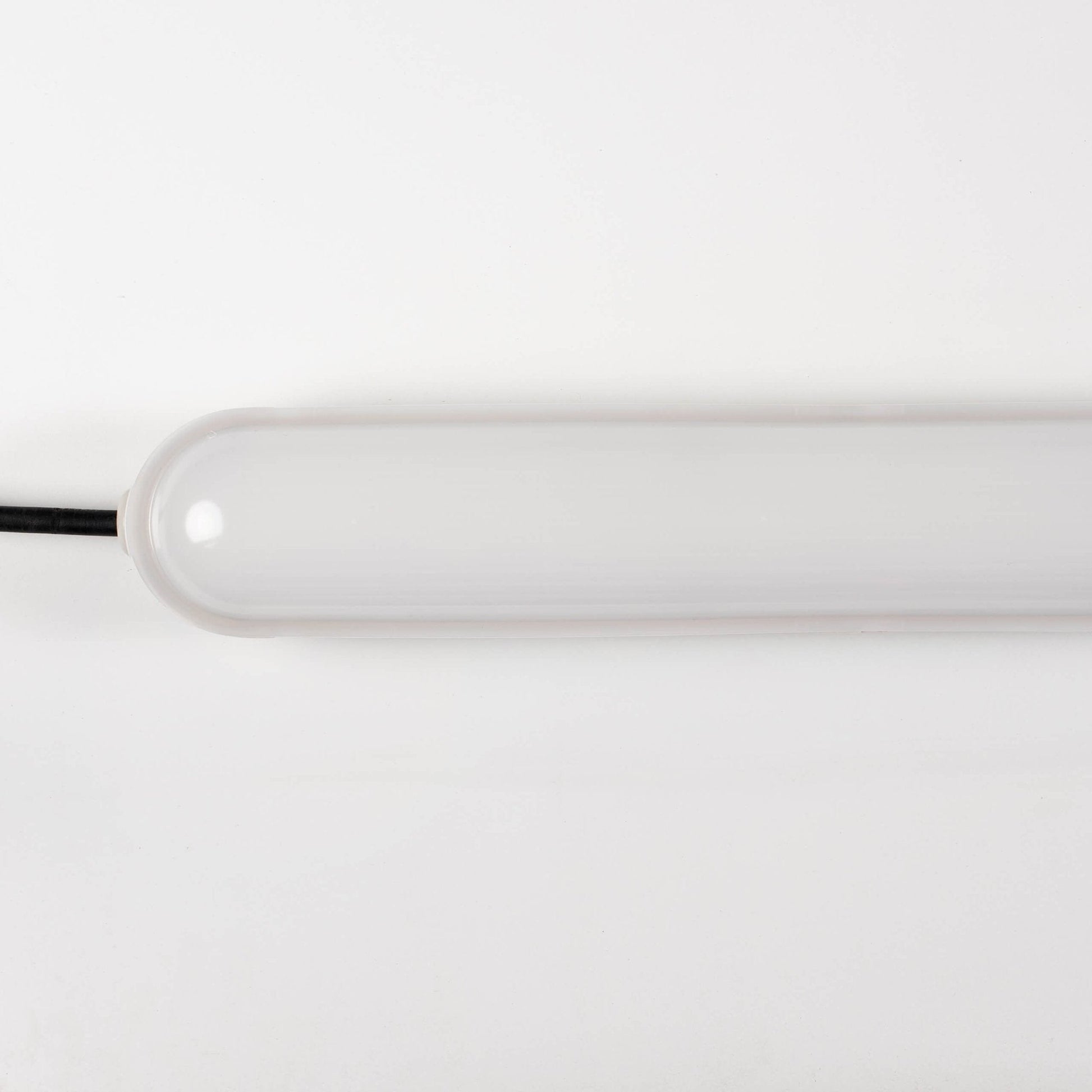 Een witte, rechthoekige LED-verlichting met glanzende afwerking en zichtbare montagebeugels. Geschikt voor industriële of commerciële ruimtes met hoge lichtkracht.