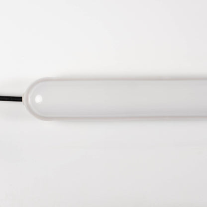 Een witte, rechthoekige LED-verlichting met glanzende afwerking en zichtbare montagebeugels. Geschikt voor industriële of commerciële ruimtes met hoge lichtkracht.