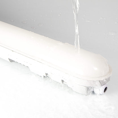 Een witte, langwerpige LED-verlichting met een glanzende kap en een textuurrijke behuizing, geschikt voor industriële of commerciële ruimtes. Zichtbaar D-keurmerk in de hoek.