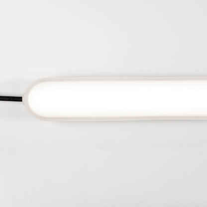 Een witte, langwerpige LED-verlichting met een glanzende kap en een textuurrijke behuizing, geschikt voor industriële of commerciële ruimtes. Zichtbaar is een D-keurmerk in de hoek.