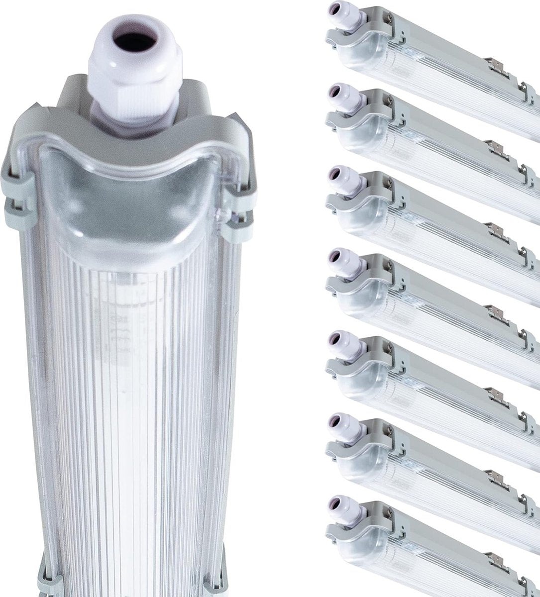 Zilverkleurige LED-buisverlichting met witte aansluiting en ribbelstructuur, geschikt voor industriële ruimtes. Zichtbare montagebeugels en transparante beschermkap voor veilige installatie.