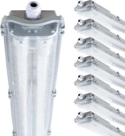 Zilverkleurige LED-verlichting met transparante, geribbelde kap en witte aansluiting, geschikt voor industriële ruimtes. Meerdere eenheden tonen de robuuste constructie voor zware belastingen.