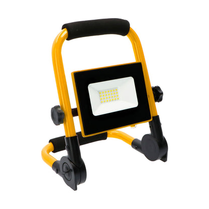 Geel opvouwbare werklamp met zwart LED-panel en verstelbare voeten, geschikt voor bouw- en reparatiewerkzaamheden. Ondersteuning van de verpakking met technische specificaties.