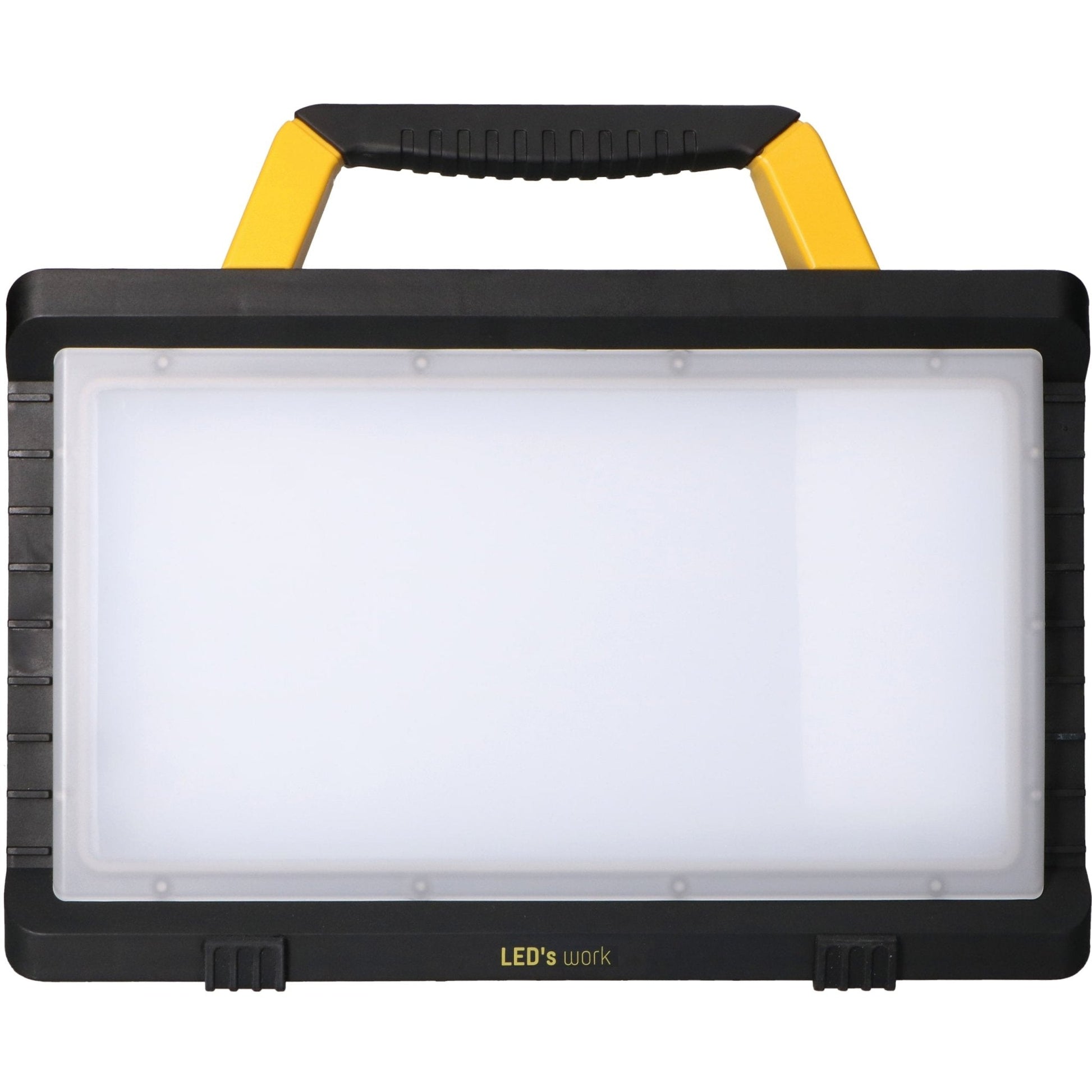 Een zwarte LED werklamp met gele handgreep en een Europese stekker, geschikt voor professioneel gebruik. Het apparaat heeft een robuust ontwerp en is voorzien van een helder lichtpaneel.