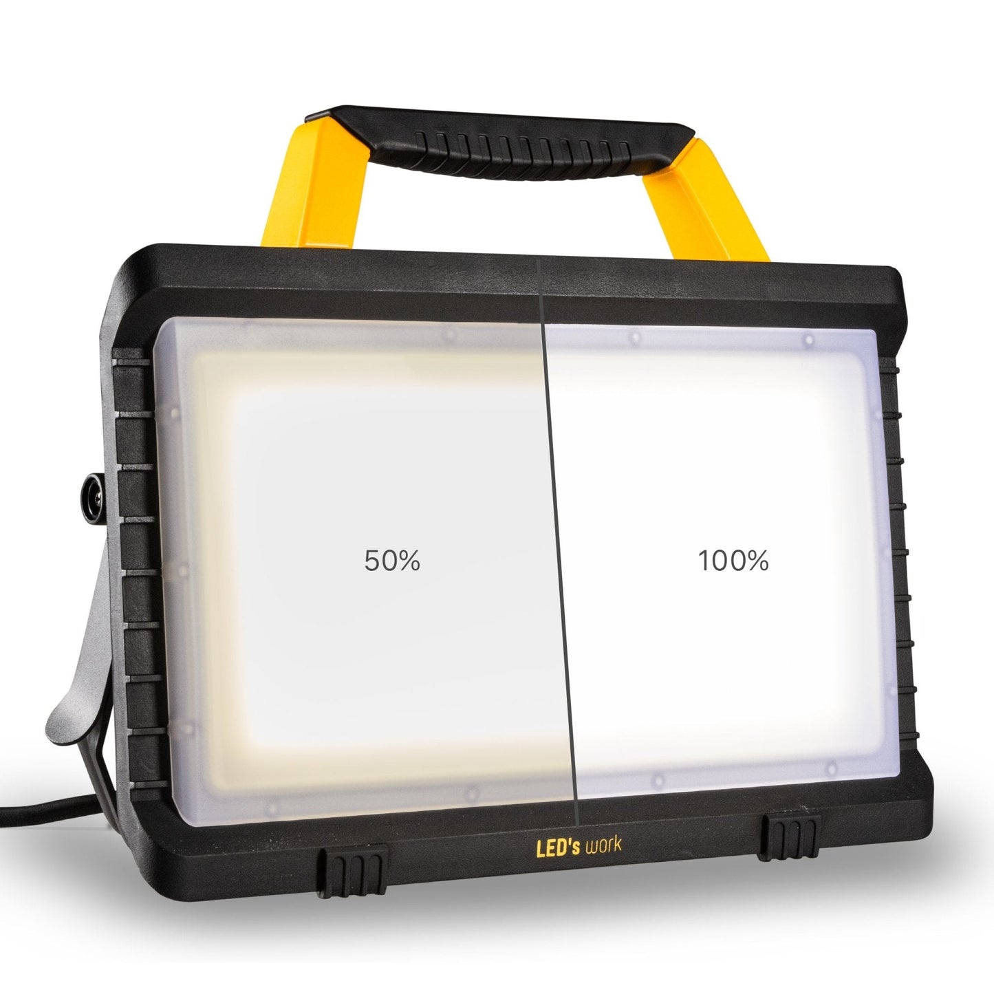 Zwart LED-verlichtingsapparaat met gele handgreep en stekker, geschikt voor werken in donkere ruimtes. Robuust ontwerp met transparante lichtplaat en merknaam LED’s work.