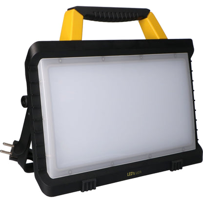 Zwarte LED werklamp met gele handgreep en stekker, geschikt voor professioneel gebruik. Robuust ontwerp met transparante lichtbak en merknaam LED’s work zichtbaar.