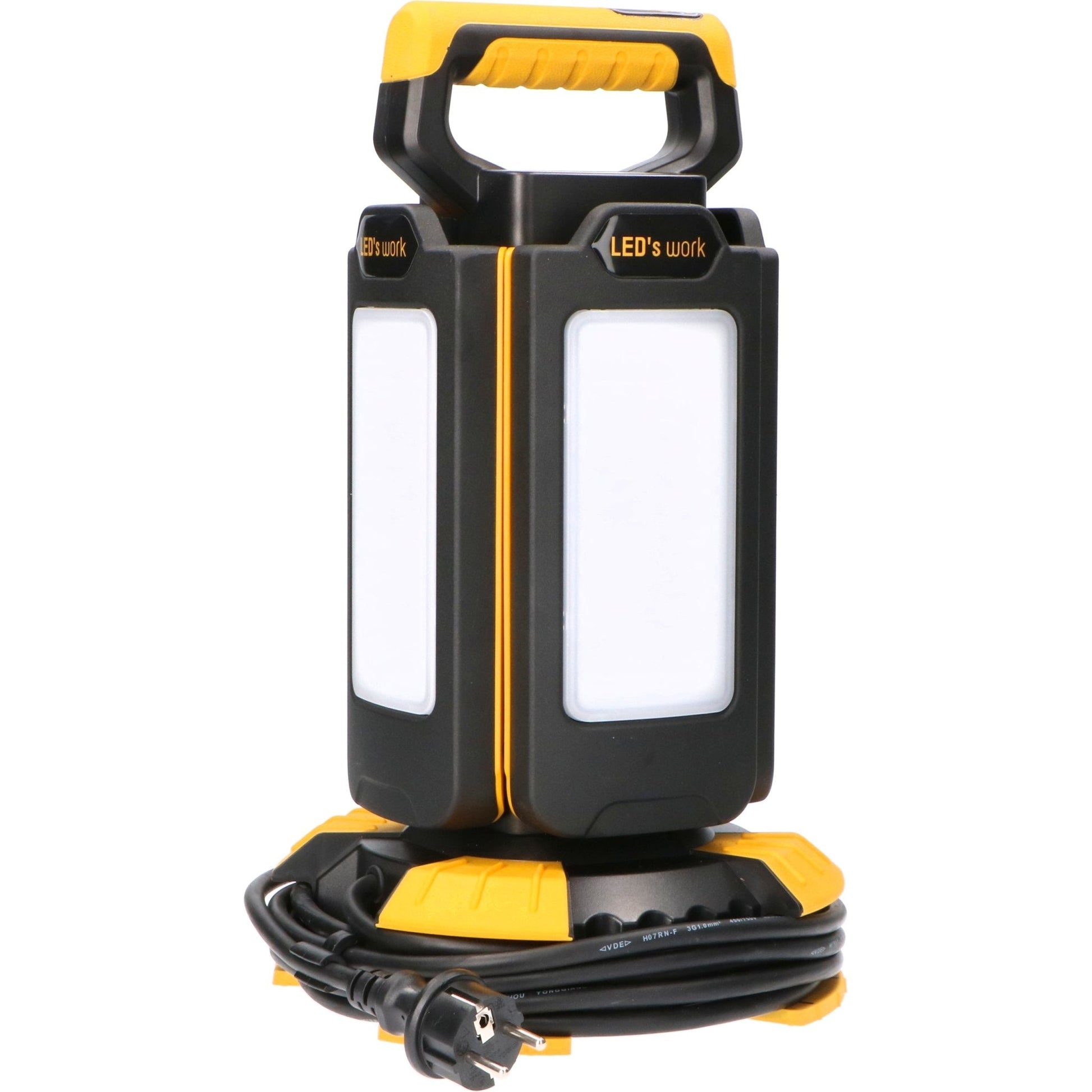 Zwarte en gele LED werklamp met twee heldere verlichtingspanelen en een handvat voor gemakkelijke transport. Geschikt voor gebruik op bouwplaatsen of in werkruimtes waar sterke verlichting nodig is.