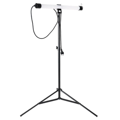 Zwart fotolampenstatief met opgehangen LED-lamp, geschikt voor studio- en productfotografie. Met verstelbare hoogte en stabiele driepoot voor professionele belichting.