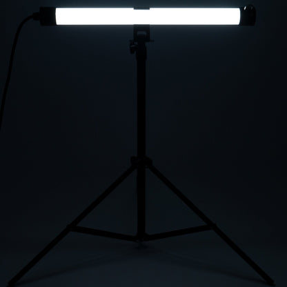 Zwart fotolampenstatief met opgehangen LED-balk, geschikt voor studio- en productfotografie. Stabiele driepootconstructie met verstelbare hoogte en kabel voor professionele belichting.