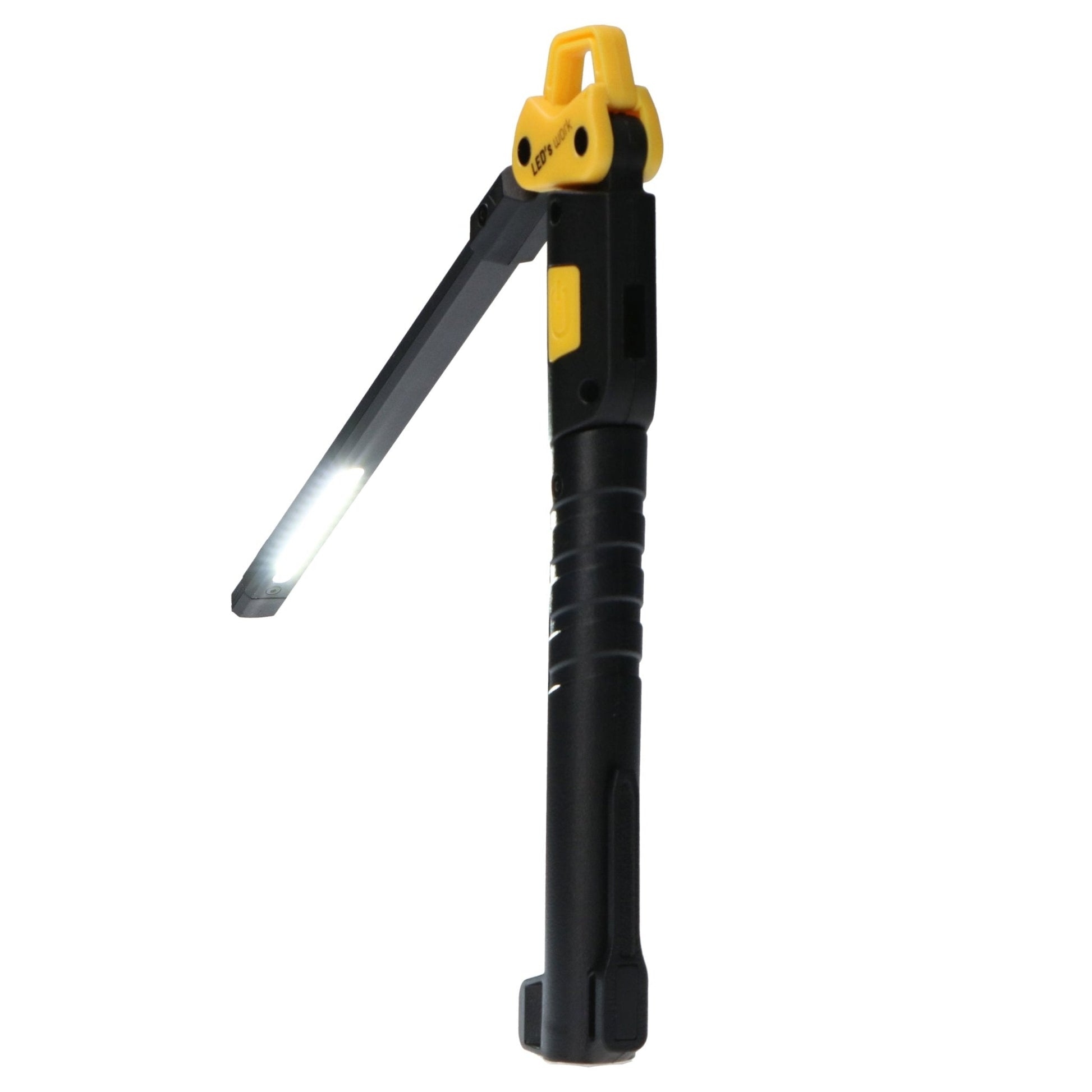Zwarte LED-lamp met gele handgreep en verstelbare arm, geschikt voor werken in donkere ruimtes. Compacte, robuuste constructie voor gebruik in garage of werkplaats.