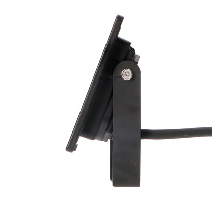 Een gele, opvouwbare LED-verlichting op een driepootstandaard, met zwart kabel en stekker, geschikt voor werkplekken en bouwplaatsen.
