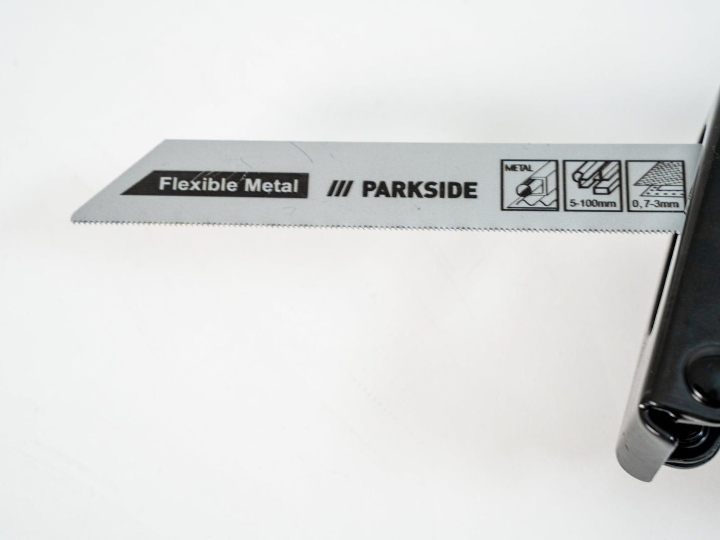 Een Parkside boormachine met groen-zwarte kleur en een zichtbare zaagblad, geschikt voor houtbewerking en andere materiaalverwerking in de tuin of werkplaats.