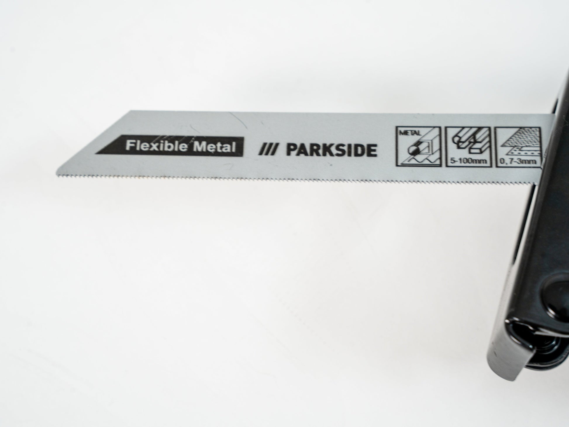 Een Parkside boormachine met groen-zwarte kleur en een zichtbare zaagblad, geschikt voor houtbewerking en andere materiaalverwerking in de tuin of werkplaats.