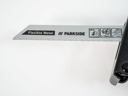 Een Parkside boormachine met groen-zwarte kleur en een zichtbare zaagblad, geschikt voor houtbewerking en andere materiaalverwerking in de tuin of werkplaats.