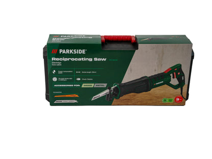 Een Parkside boormachine met groen-zwart design, voorzien van een scherp, groen tandenblad en een kabel. Geschikt voor houtbewerking en andere materiaalverwerking in de tuin of werkplaats.