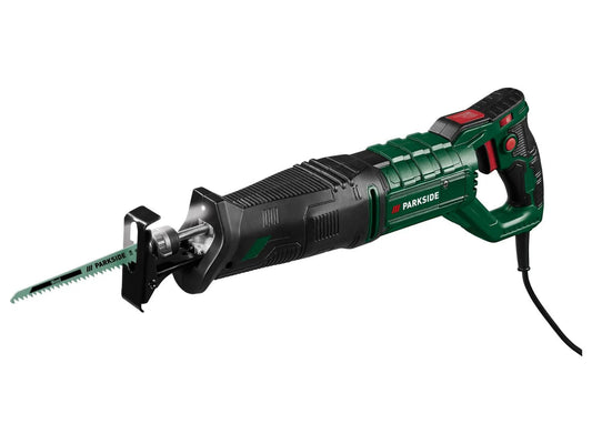 Een Parkside boormachine met groen-zwart design, uitgerust met een scherp, groen tandenblad voor hout. Geschikt voor precisiezaagwerk in de houtbewerking en bouw.