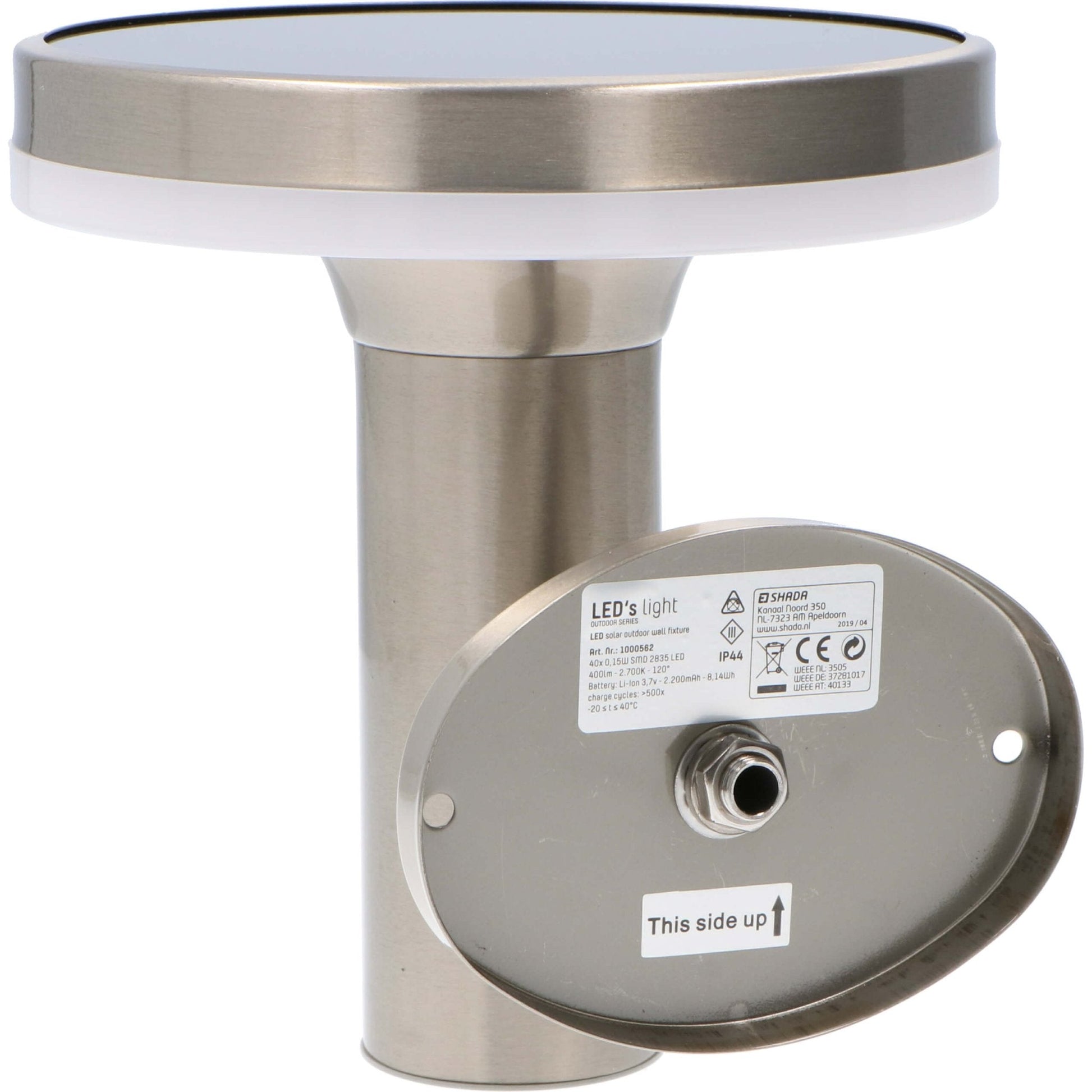 Een moderne, zonne-energie-gevoerde wandlamp met bewegingssensor, in mat zwart metaal, straalt warm licht uit tegen een textuurrijke bakstenen muur. Ideaal voor veilige verlichting in de tuin of op de veranda.