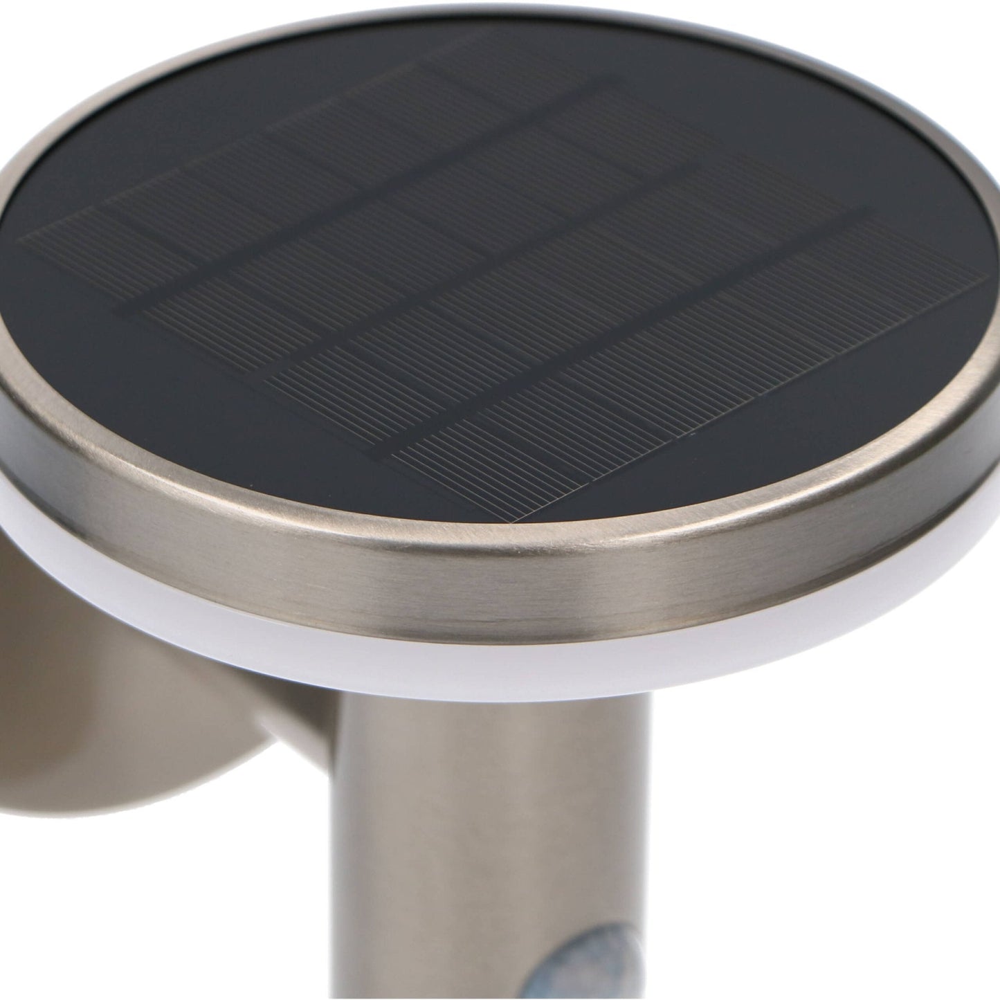 Zachte, warme LED-verlichting met bewegingssensor, in mat zwart metaal, bevestigd aan een textuurrijke bakstenen muur. Ideaal voor veilige verlichting in de tuin of op de veranda.
