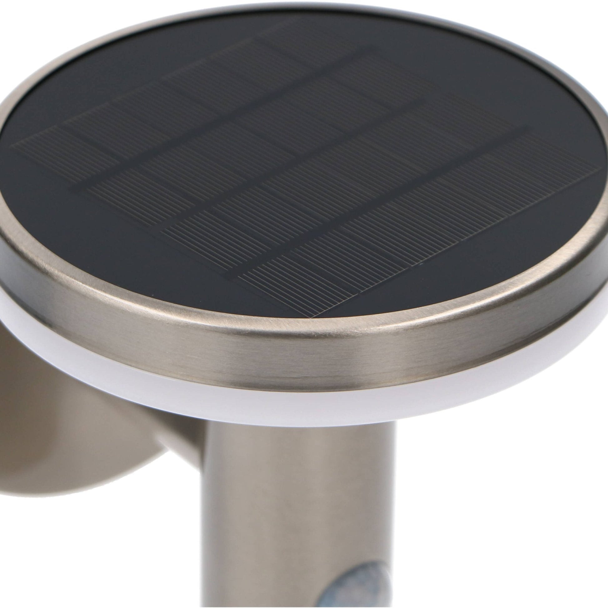 Zachte, warme LED-verlichting met bewegingssensor, in mat zwart metaal, bevestigd aan een textuurrijke bakstenen muur. Ideaal voor veilige verlichting in de tuin of op de veranda.