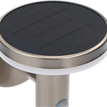 Zachte, warme LED-verlichting met bewegingssensor, in mat zwart metaal, bevestigd aan een textuurrijke bakstenen muur. Ideaal voor veilige verlichting in de tuin of op de veranda.