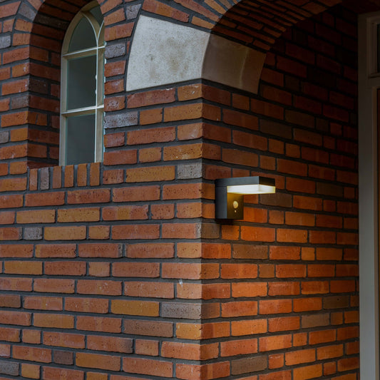 Comnox - LED's Light RVS Solar LED Muurlamp met Bewegingssensor - Duurzame verlichting zonder kabels - Warm en veilig buitenlicht - IP44 - Zwart