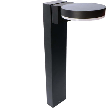 Een moderne, zwarte buitenlamp met een helder ringlicht en een zichtbare bewegingssensor, geplaatst tegen een donkere houten achtergrond. Ideaal voor veilige verlichting in de tuin of op het terras.